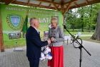 Iwona Gibas wręcza piłki organizatorom
