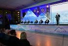 Panel dyskusyjny, w tle ekran z napisem "Krynica Forum"