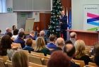 rozdanie promes dla szkół z południa Małopolski widok z tyłu sali - na scenie przemawia jeden z zaproszonych gości