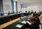 posiedzenie Komitetu Sterującego Małopolskiej Tarczy Humanitarnej - Fundusze Europejskie dla Ukrainy. Zbliżenie na część uczestników spotkania