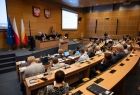 Widok na stół prezydialny