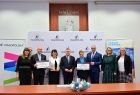 rozdanie promes dla szkół z południa Małopolski zbiorowe zdjęcie laureatów oraz przedstawicieli Województwa Małopolskiego, po środku marszałek Małopolski Witold Kozłowski.