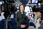 Marta Malec-Lech z zarządu województwa stoi i mówi do mikrofonu. 