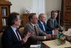 Przedstawiciele władz samorządowych z Małopolski i Turyngii. Wszyscy siedzą przy podłużnym stole. 