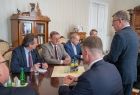 Marszałek Witold Kozłowski i przedstawiciele władz samorządowych z Małopolski i Turyngii. Wnętrze gabinetu. 