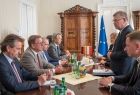 Marszałek Witold Kozłowski i przedstawiciele władz samorządowych z Małopolski i Turyngii. Rozmowy wewnątrz gabinetu, przy podłużnym stole. 