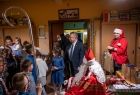 Święty Mikołaj oraz Marszałek Województwa Małopolskiego Witold Kozłowski wita się z dziećmi i ich opiekunami w rodzinnym domu dziecka. 