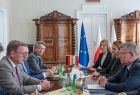 Marszałek Witold Kozłowski i przedstawiciele władz samorządowych z Małopolski i Turyngii. Wszyscy rozmawiaj przy podłużnym stole. 