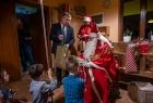 Święty Mikołaj, Marszałek Województwa Małopolskiego wręczają dzieciom z rodzinnego domu dziecka prezenty. 