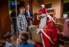Święty Mikołaj, Marszałek Województwa Małopolskiego wręczają dzieciom z rodzinnego domu dziecka prezenty.