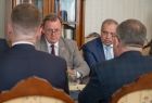 Marszałek Witold Kozłowski i przedstawiciele władz samorządowych z Małopolski i Turyngii. Widok na mężczyzn siedzących przy stole. 