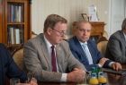 Marszałek Witold Kozłowski i przedstawiciele władz samorządowych z Małopolski i Turyngii. Widok na dwóch mężczyzn siedzących przy stole. 