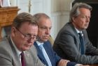 Marszałek Witold Kozłowski i przedstawiciele władz samorządowych z Małopolski i Turyngii. Widok na trzech mężczyzn siedzących przy stole. 