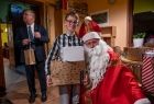 Marszałek Małopolski Witold Kozłowski i Święty Mikołaj, wręczają prezenty dzieciom z rodzinnego domu dziecka. 