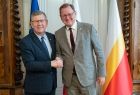 Marszałek Małopolski Witolda Kozłowskiego wita się z premierem Turyngii Bodo Ramelowem.