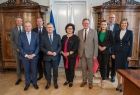 Marszałek Witold Kozłowski i przedstawiciele władz samorządowych z Małopolski i Turyngii pozują wspólnie do zdjęcia. 