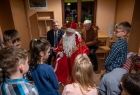 Święty Mikołaj rozmawia z dziećmi z rodzinnego domu dziecka. 