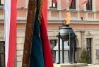 Biało-czerwone flagi powiewają na wietrze