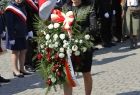 Anna Bałazińska składa kwiaty pod pomnikiem