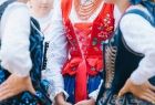 grupa kobiet w strojach regionalnych