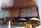 Pawilon Polski na Expo. Na pierwszym planie człowiek z stroju regionalnym z Dubaju.