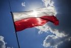 Flaga Polski. W tle niebo.