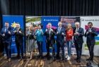 uczestnicy konferencji w postawie karate