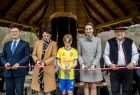 Marta Malec-Lech z zarządu województwa przecina wstęgę z innymi oficjelami podczas otwarcia tężni w Iwkowej 