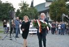 Marta Mordarska i Stanisław Pasoń z kwiatami pod pomnikiem