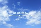 Błękitne niebo i chmury, na nich widoczny napis "01.01.2024"