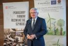 Wicemarszałek Józef Gawron przemawia do uczestników wydarzenia. Za nim widoczny baner Eko Małopolska Dla Klimatu.