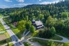 widok z lotu ptaka na kościół i otaczający go las