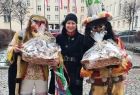 Iwona Gibas z zarządu województwa stoi z przebranymi w stroje kolędnikami.