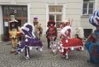 Kolędnicy maszerują po placu urzędu marszałkowskiego.