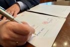Widok na Marszałka Małopolski Witolda Kozłowskiego podpisującego kontrakt dla Małopolski - widok, zbliżenie na podpisywany kontrakt