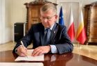 Widok na Marszałka Małopolski Witolda Kozłowskiego podpisującego kontrakt dla Małopolski