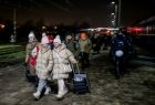 Grupa uchodźców wysiada z pociągu