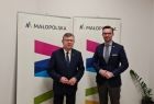 Marszałek Witold Kozłowski oraz burmistrz Chrzanowa Robert Maciaszek w trakcie spotkania w agendzie zamiejscowej urzędu marszałkowskiego w Miechowie