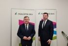 Marszałek Witold Kozłowski wraz z samorządowcami, uczestnikami spotkania w agendzie zamiejscowej urzędu marszałkowskiego w Miechowie