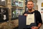 Krzysztof Gębarowski laureat nagrody Burmistrza Gorlic im. Alfreda Długosza 39. Salonu Gorlickiego w Galerii Sztuki Dwór Karwacjanów w Gorlicach