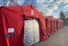 Czerwone namioty ustawione w szeregu z widocznym napisem Małopolska.