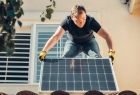 Mężczyzna montuje baterię słoneczną