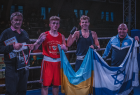 po walce pięściarz rozwija flagę Ukrainy