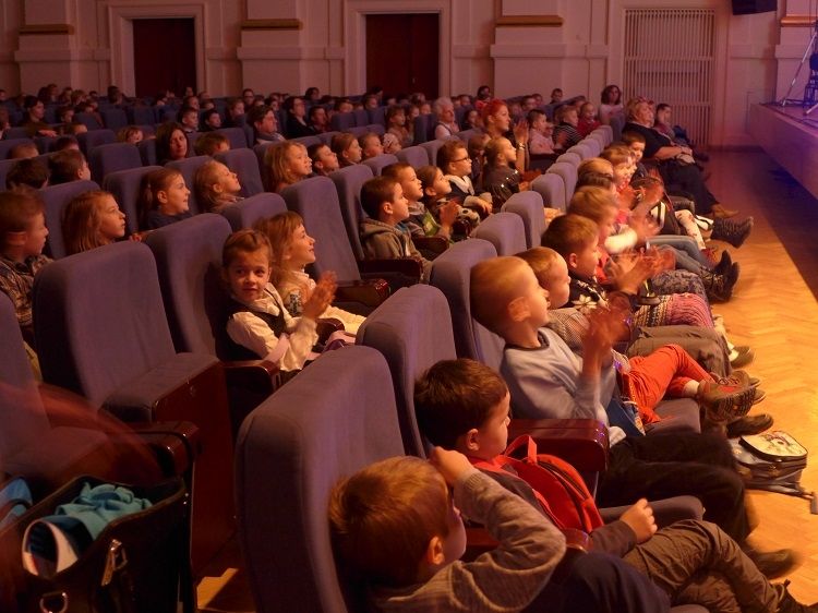 Dzieci podczas koncertu w Filharmonii Krakowskiej