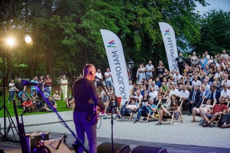 koncert zespołu Raz Dwa Trzy podczas Festiwalu Muzyka Zaklęta w Drewnie - na pierwszym planie klawiszowiec 