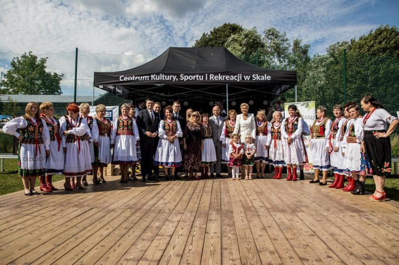 Uczestnicy wydarzenia stoją przed namiotem z napisem Centrum Kultury, Sportu i Rekreacji w Skale.