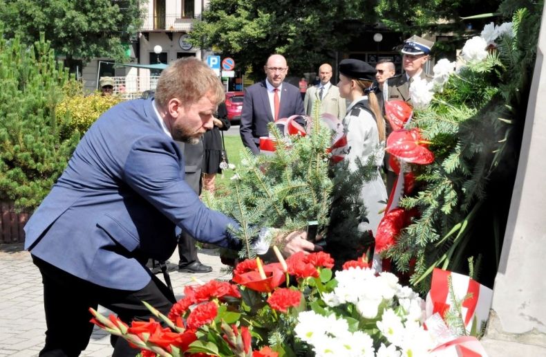 Radny wojewódzki Mirosław Drożdż składa kwiaty.