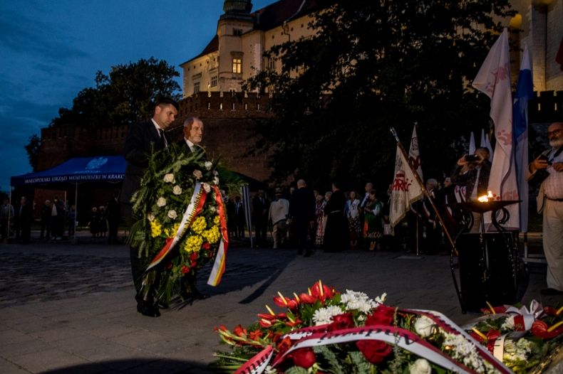 Wicemarszałek Łukasz Smółka i przewodniczący SWM profesor Jan Tadeusz Duda składają kwiaty pod Krzyżem Katyńskim.