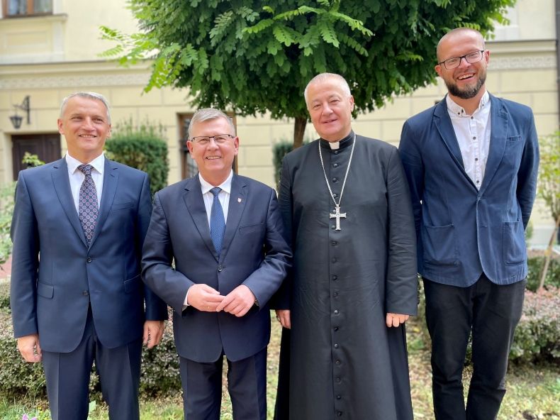 Marszałek Witold Kozłowski, bp Artur Ważny i organizatorzy Festiwalu Vitae Valor. 