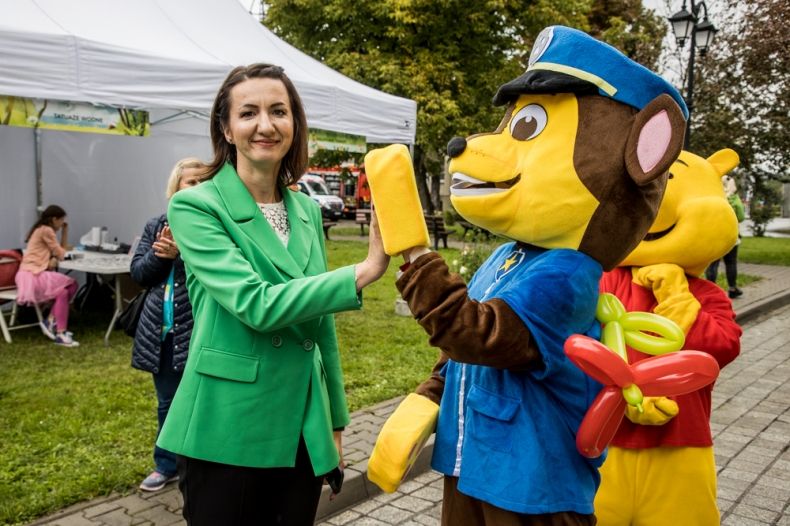 Marta Malec-Lech z zarządu województwa przybija piątkę dużej maskotce.